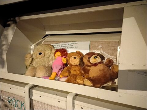 Rotköpfchen und die drei Bären: Plüsch-Quartett am Altkleider-Container