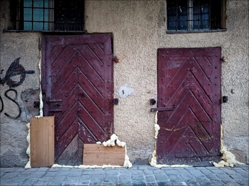 Mit Bauschaum ambulant abgedichtete Türen in der Fürther Altstadt