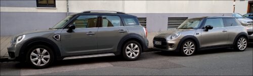 Großer und kleiner Mini am Straßenrand