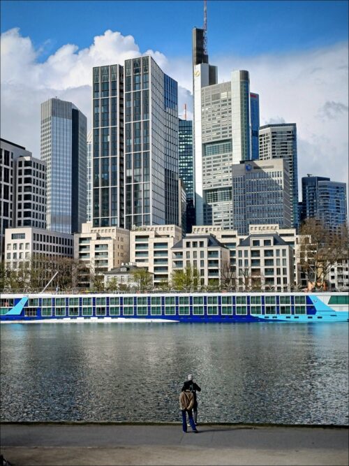 Blick vom Museumsufer über den Main auf die Frankfurter City