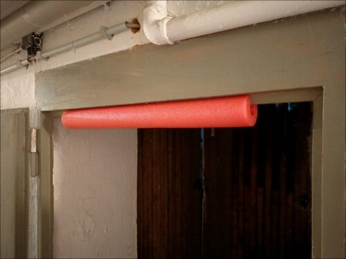 Erst halbiert, dann längs aufgeschlitzt: ehemalige Schwimmnudel als Beulenpräventionsgerät Erst halbiert, dann längs aufgeschlitzt: ehemalige Schwimmnudel als Beulenpräventionsgerät