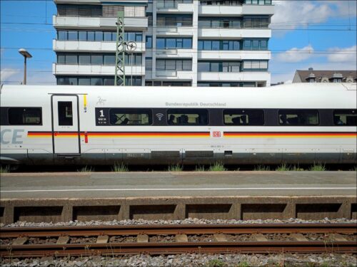 ICE »Bundesrepublik Deutschland« auf Schleichfahrt durch Fürth (Bay) Hbf ICE »Bundesrepublik Deutschland« auf Schleichfahrt durch Fürth (Bay) Hbf