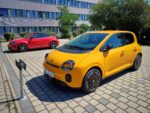 VW Käfer und Renault Twingo im zeitgeistigen Retro-Look