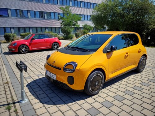 VW Käfer und Renault Twingo im zeitgeistigen Retro-Look