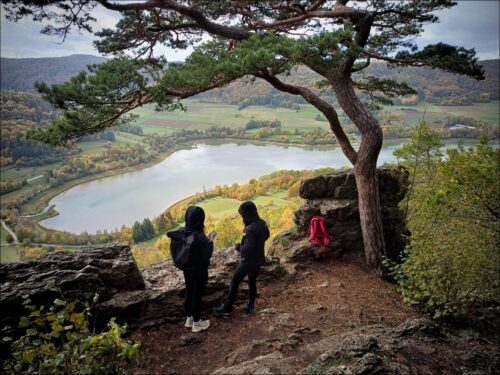 Höhepunkt einer herbstlichen Wanderung: Blick auf den Happurger See Höhepunkt einer herbstlichen Wanderung: Blick auf den Happurger See